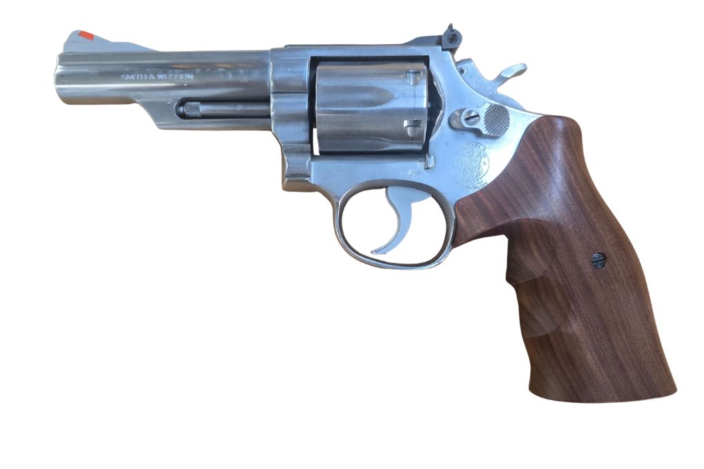 gebr. SMITH & WESSON Mod. 66-2, Lauflänge 4" mit Holzgriff und zusätzlich ein Holzgriff mit Einlagen und Sickinger Lederholster, Zustand: Gut