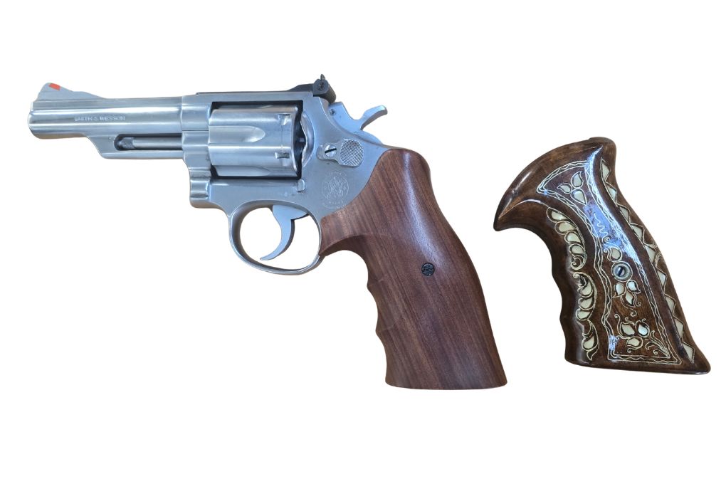 gebr. SMITH & WESSON Mod. 66-2, Lauflänge 4" mit Holzgriff und zusätzlich ein Holzgriff mit Einlagen und Sickinger Lederholster, Zustand: Gut