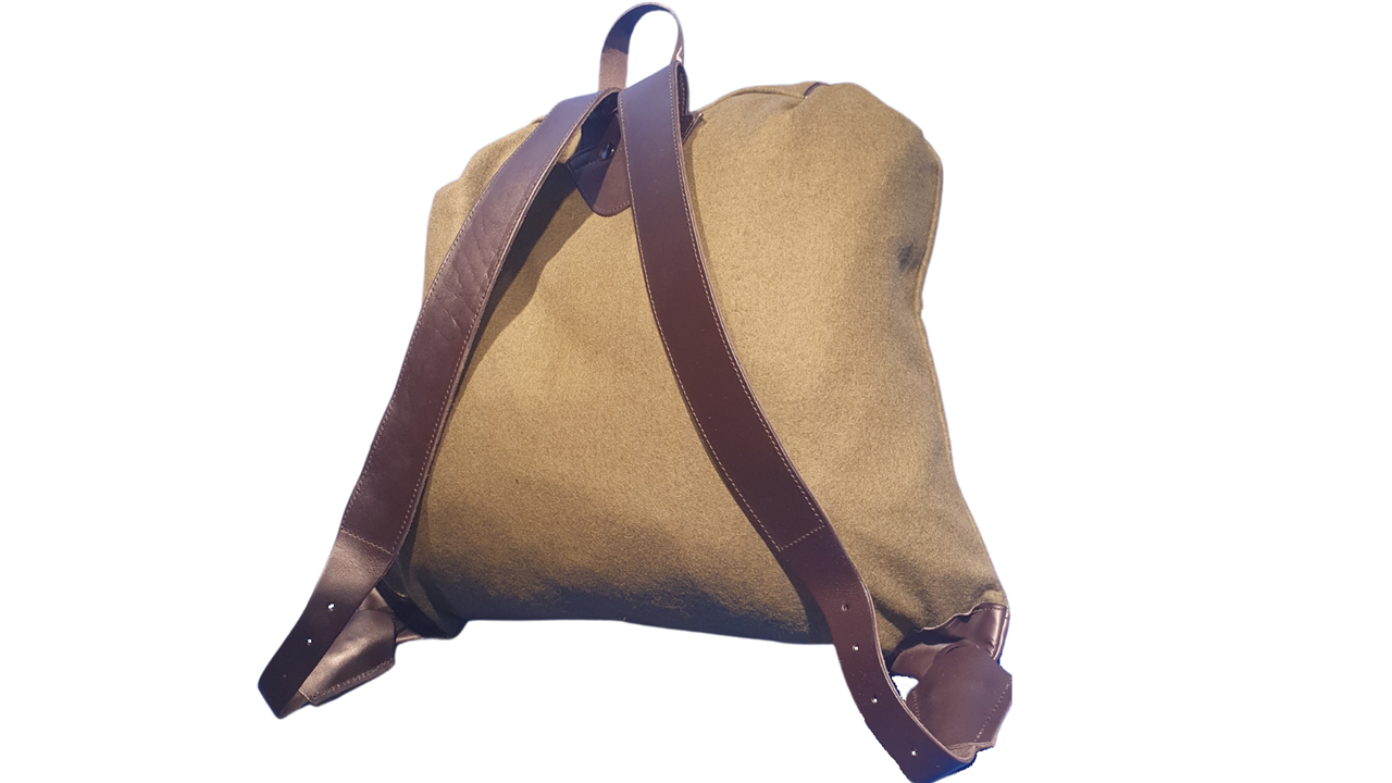 SODIA Rucksack mit breiter Außentasche und Leder 