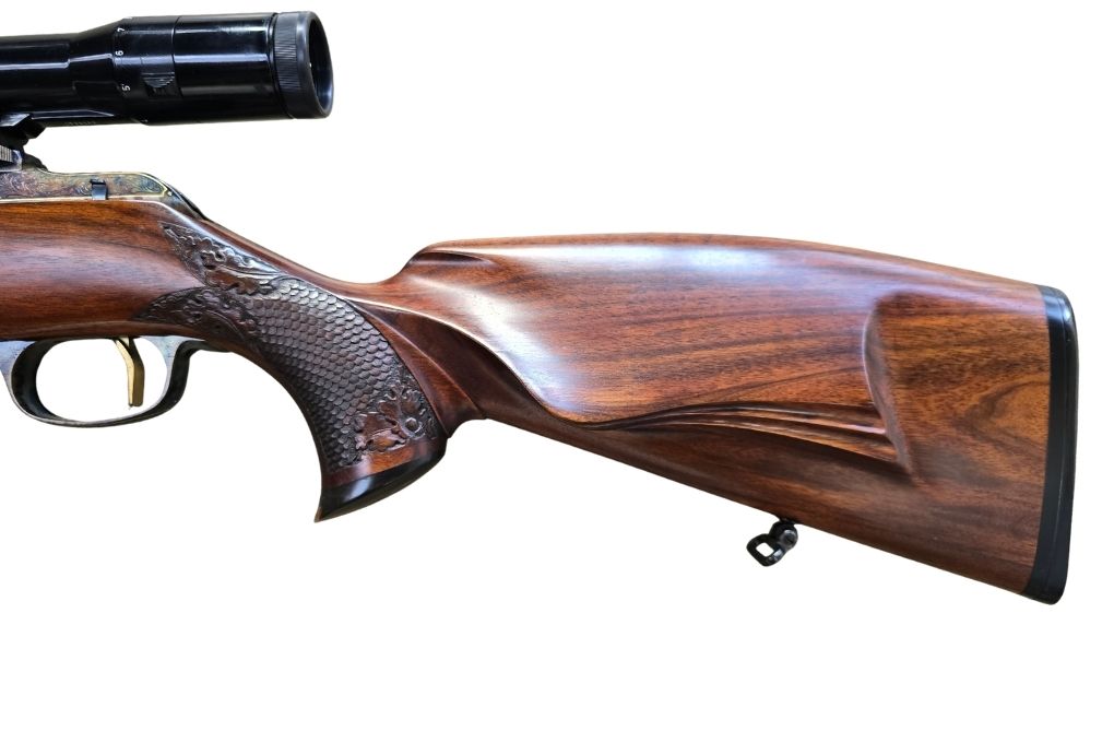 gebr. KRICO Sondermodell, Matchabzug, Achtkantlauf, graviertes System, Montage und Abzugsbügel mit Goldfaden, Ferlacher Schäftung und mit SEM montiertes ZEISS Diavari-Z 2,5-10x52ZM Abs. 4, Zustand: Sehr gut